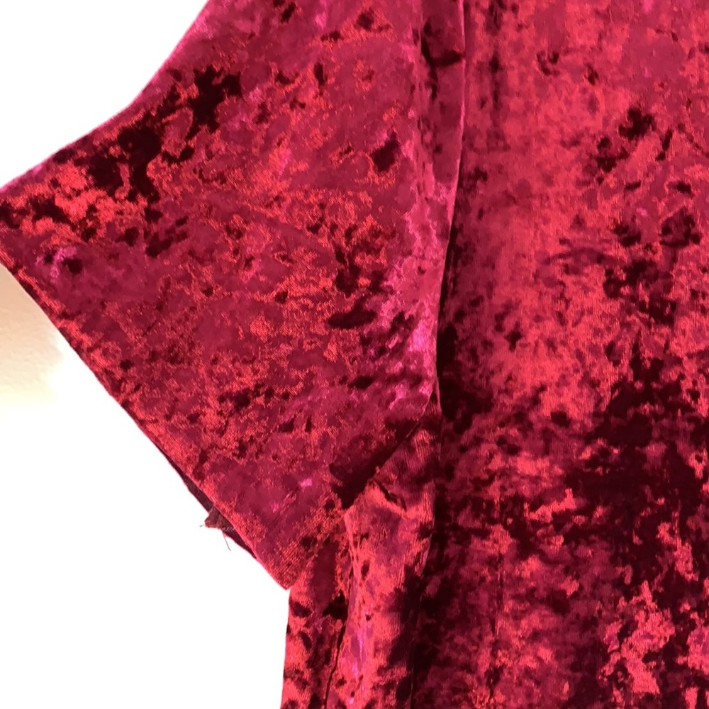 Design Lab Velvet Red HighLow T-shirt - Picture 3 of 9